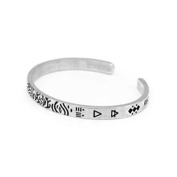 The ELEMENTS Slim engraved fire silver bangle